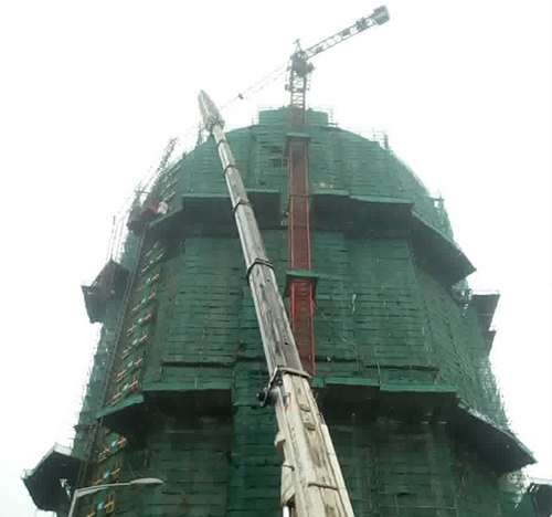 深圳吊车在工地上作业